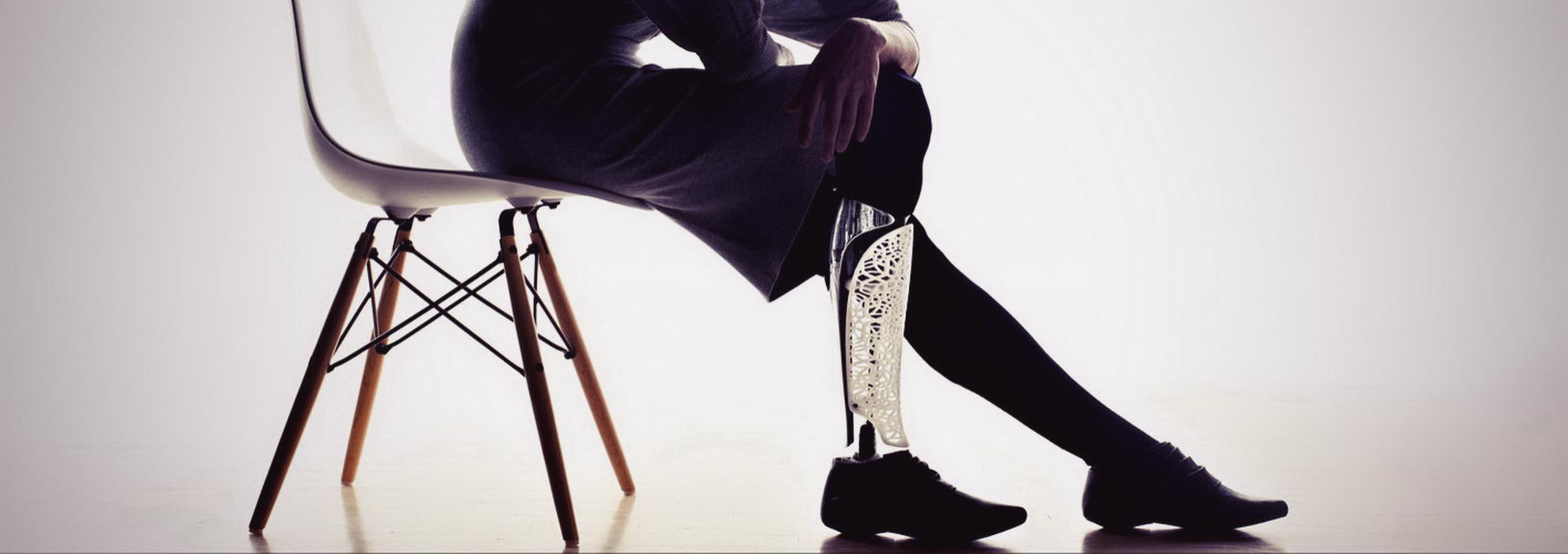 Стильный дизайнерский протез ноги напечатанный на 3Д принтере